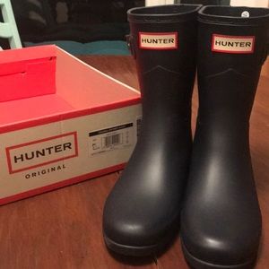 NWOT - Hunter Original Refined Short Navy Boot